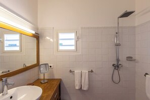 Bathroom 1 LH