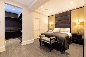 👑 Spacious king bedroom with walk-in closet

