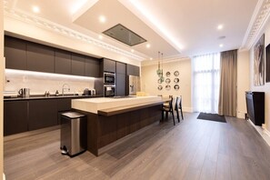 🍽️ Sleek modern kitchen with island & designer lights

