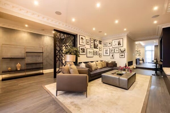 🖼️ Stylish living room with gallery wall & plush sofa

