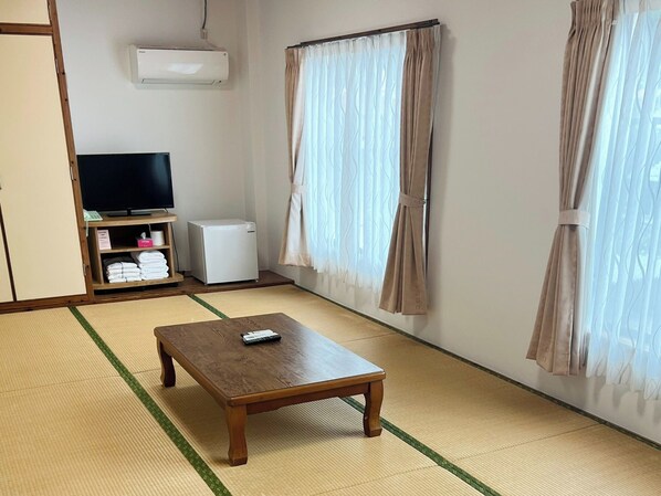 ・[Japanese-style room 10 tatami mats (smoking)] Up to 4 people can stay. Stretch out your limbs and relax in the tatami room.