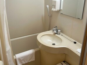 ・[Japanese-style room 10 tatami mats (smoking)] Comes with a unit bath that you can use anytime. The toilet has a warm water washing function.