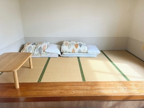 ・[Japanese-Western room (smoking)] Stretch your legs and take a rest. Japanese-style rooms with raised floors are available.