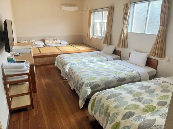 ・[Japanese-Western Room (Smoking)] With 3 beds and 3 futons, this room can accommodate up to 6 people. Perfect for groups or family trips.