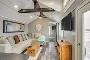Living Room | Flat-Screen TV | Central Heating & A/C | Free WiFi