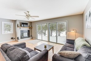 Living Room | Flat-Screen TV | River Views | Free WiFi