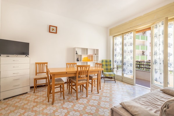 Autumn, Dining Room, Living Room, Spring, Summer