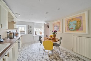 Bakers Cottage, Shaftesbury: Enjoy preparing meals and dining in the attractive dining kitchen