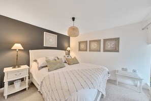 Bakers Cottage, Shaftesbury: Bedroom one with king-size bed