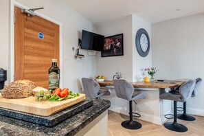 Piggy in the Middle Kitchen - StayCotswold