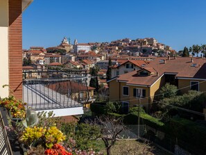 Daytime, Roof, Building, Wall, Residential Area, House, Urban Area, Home, Town, Neighbourhood