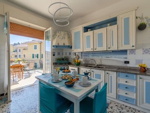 Möbel, Interior Design, Flooring, Zuhause, Stuhl, Küche & Esszimmer Tisch, Tabelle, Fussboden, Esszimmer, Wohnung