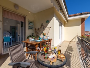 Furniture, Home, Chair, Apartment, Balcony, Outdoor Furniture, Shade, Houseplant, Kitchen & Dining Room Table, Yard