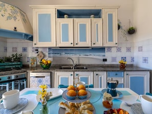Blau, Interior Design, Möbel, Geschirr, Zimmer, Flooring, Küche, Esszimmer, Beleuchtung, Tabelle