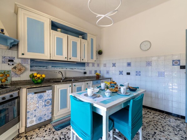 Interior Design, Flooring, Fussboden, Möbel, Küche, Zimmer, Countertop, Major Appliance, Esszimmer, Stuhl