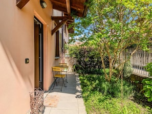 Zone Résidentielle, Arbuste, Maison, Domicile, Porte, Chalet, Jardin, Cour, Arrière-Cour