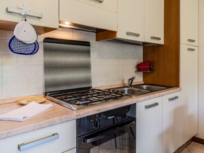 Küchengerät, Küche, Countertop, Major Appliance, Herd, Herd, Cabinetry, Haushaltsgerät, Holz, Spüle