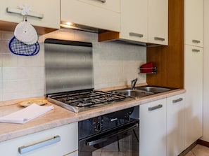 Appareil De Cuisine, Cuisine, Comptoir, Principaux Appliance, Cuisinière, Le Fourneau, Cabinetry, Électroménager, Bois, Evier