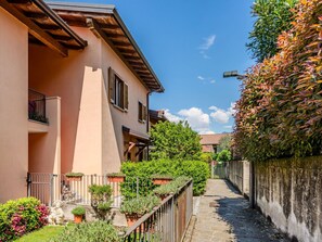 Wohngebiet, Haus, Nachbarschaft, Die Architektur, Zuhause, Strauch, Menschliche Siedlung, Vorort, Balkon, Garten