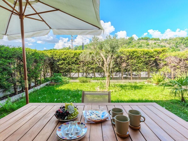 Garten, Gartenmöbel, Landscaping, Tisch Im Freien, Stuhl, Schatten, Rasen, Eco Hotel, Garten, Holzbeize