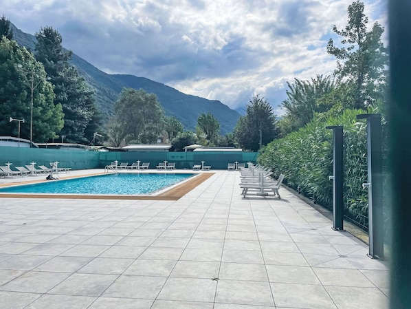 Piscine, Chaîne De Montagnes, Ombre, Mobilier De Jardin, Crête, Alpes, À Feuilles Persistantes
