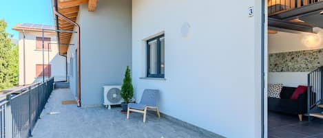 Zuhause, Schatten, Daylighting, Balkon, Stuhl, Holzboden, Villa, Deck, Zimmerpflanze, Eco Hotel