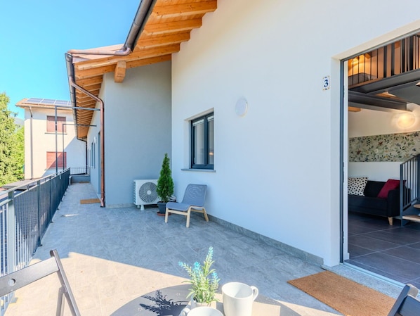 Domicile, Ombre, Daylighting, Balcon, Chaise, Parquet, Villa, Plate-Forme, Plante D'Appartement, Eco Hôtel