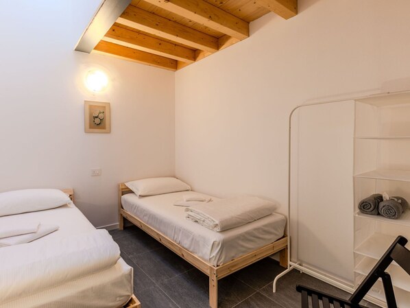 Wand, Interior Design, Fussboden, Flooring, Holz, Bett, Möbel, Decke, Schlafzimmer, Bettrahmen