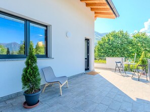 Eco Hotel, Gartenmöbel, Stuhl, Schatten, Zimmerpflanze, Hartholz, Villa, Blumentopf, Balkon, Holzboden