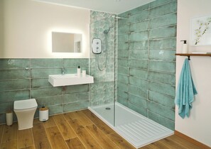 The spacious bathroom with underfloor heating awaits you.