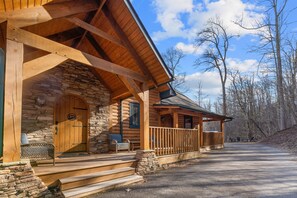 Log Cabin with Custom Stonework Create an Impressive Entrance