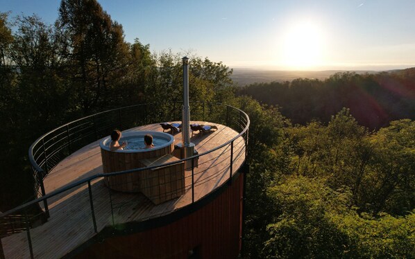Outdoor spa tub