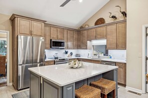 Fully equipped kitchen with additional dining table 