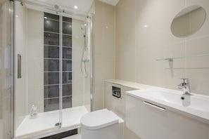 Modern & spacious bathroom 