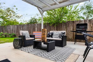 Kick back on these stylish sofas and soak in the fresh air! With a BBQ grill on the side, it’s the perfect spot to enjoy a smoky Texas feast while taking in the scenic view—just like at Salt Lick BBQ, but right at home!