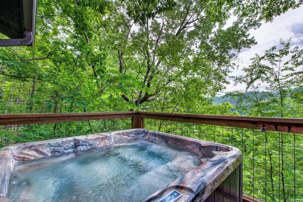 Hatcher Top Hideout's bubbling hot tub