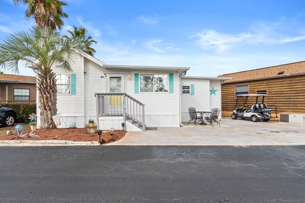 Charming 3 bed/3 bath cottage! Golf Cart for community use is included