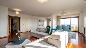 Bright and stylish living space with an open layout, elegant décor, and large windows leading to a balcony with stunning views. A perfect blend of comfort and sophistication.
#SpaciousLiving #ElegantDesign #PovoaDeVarzim #CozyStay #PortugalTravel