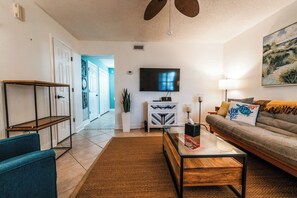 833B Tarpon Living Area (3)