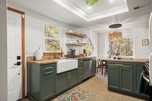 Fully equipped kitchen w/ full size oven and range, microwave, refrigerator