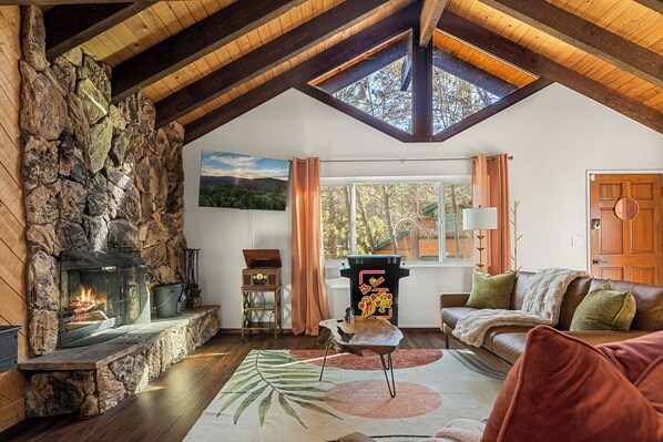 Cozy, spacious living room with wood fireplace, 50" Smart Tv, record player