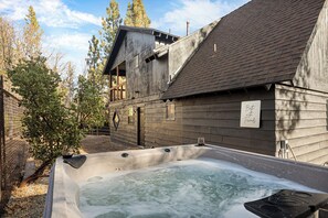 Hot tub 5-6 people, front deck, and fenced backyard