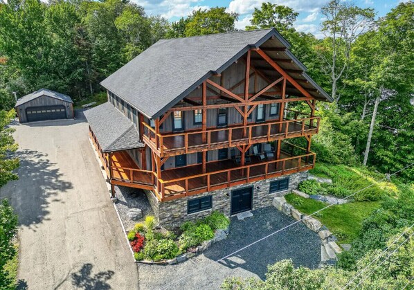 Luxurious cabin across from Moosehead Lake, offering stunning views and exceptional comfort.