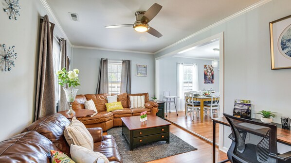 Sanford Vacation Rental | 4BR | 2BA | 1,350 Sq Ft | 4 Steps Required