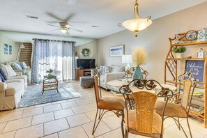 Dining Area | Dishware/Flatware Provided | 1st Floor