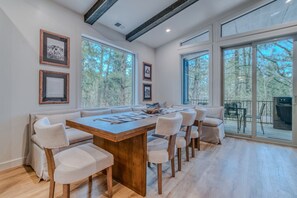 There is no shortage of space for your whole family to gather around the dinner table!