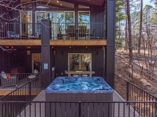 Hang out in the hot tub or by the hot tub - overlooking the Rio River!