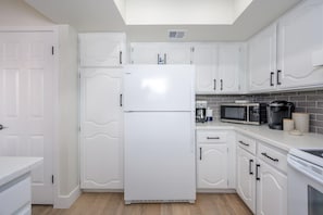 Kitchen has all pots, pans and dishware supplied.