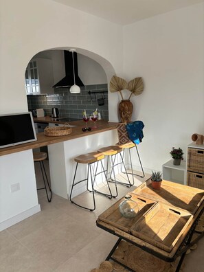 DINING ROOM WITH BAR
