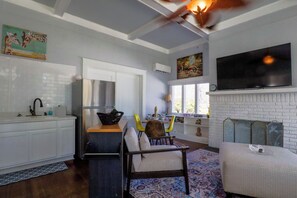 Living room/dining area